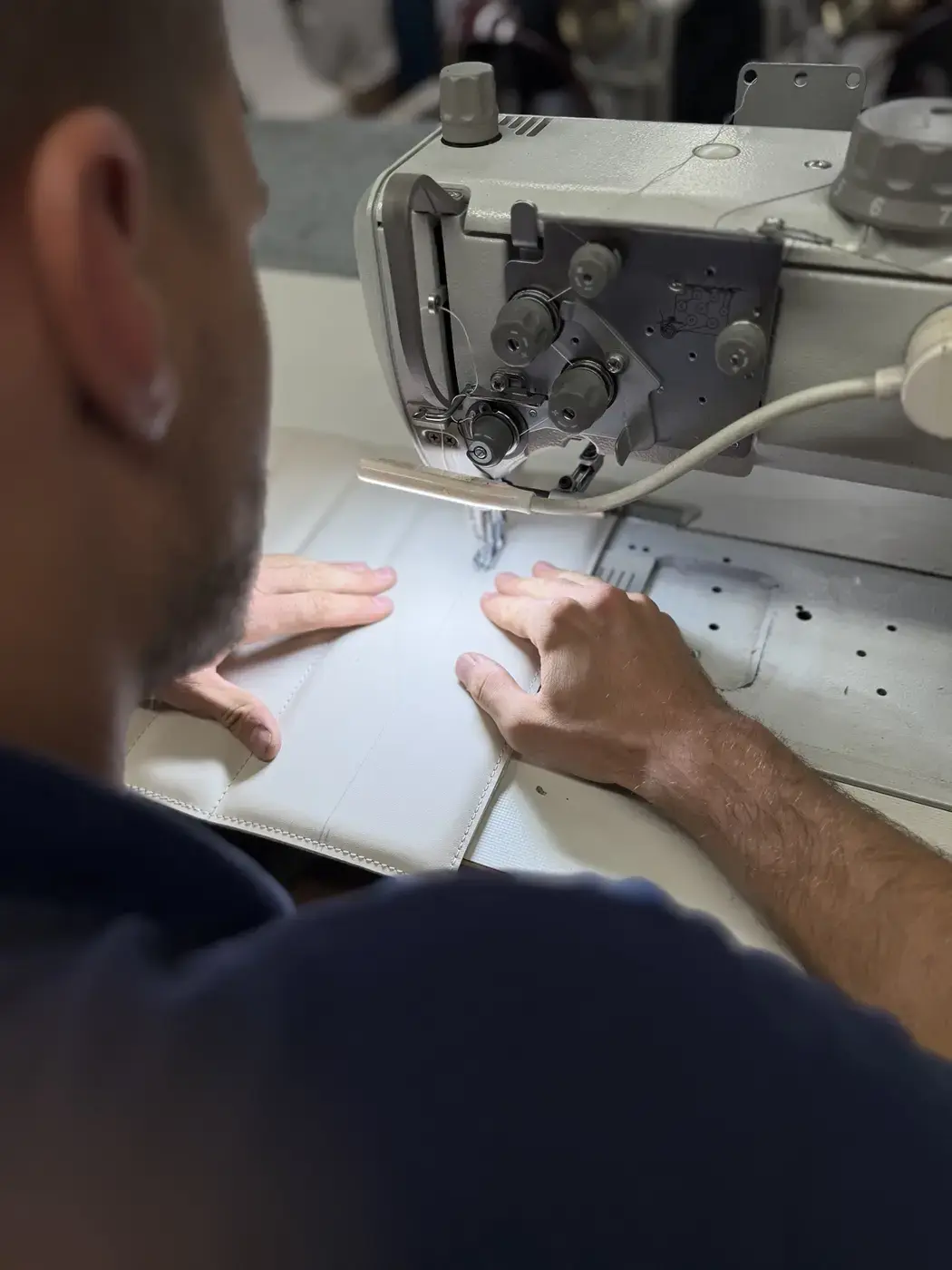 Präzise Nahtarbeit an der Industrienähmaschine