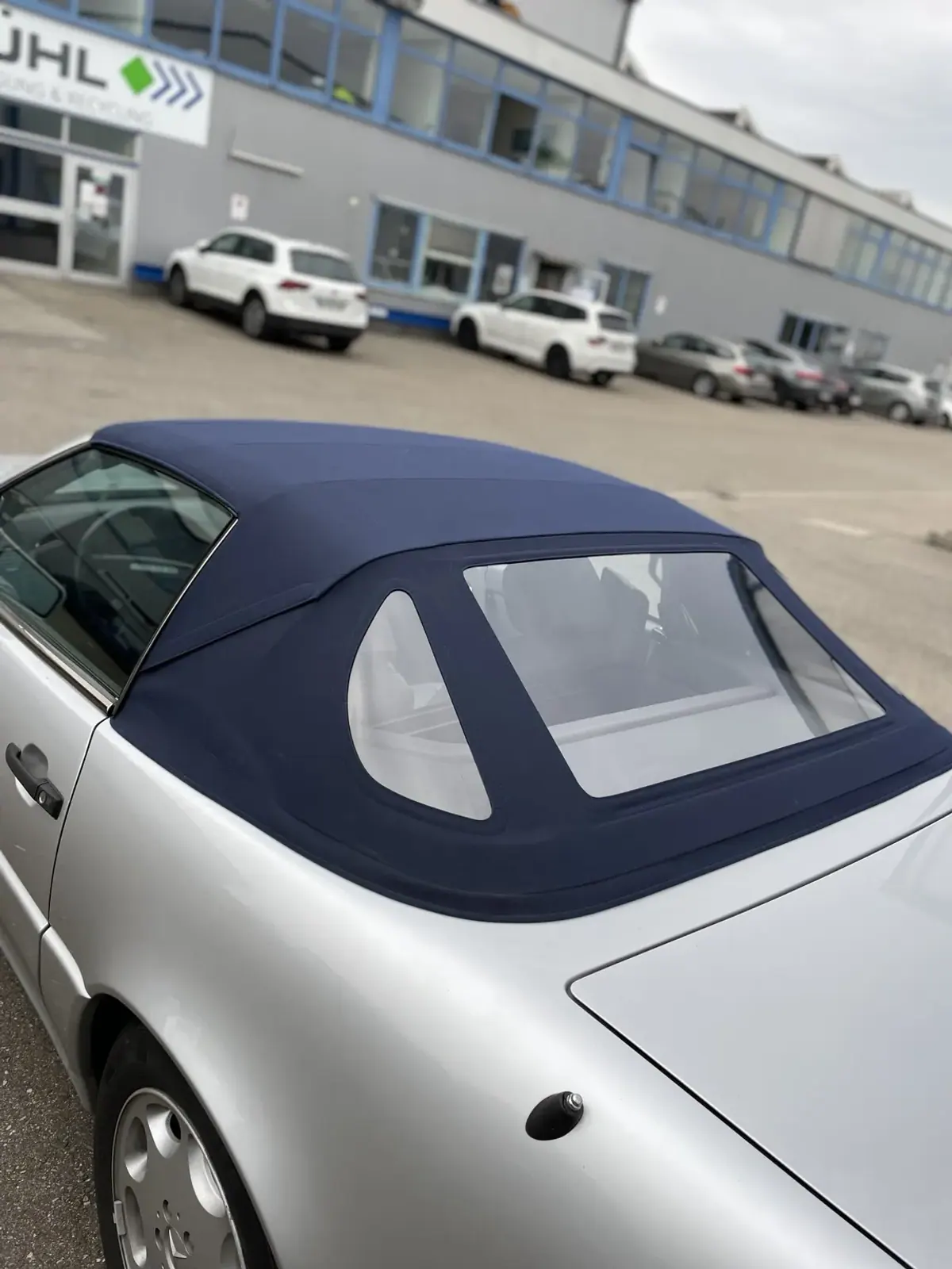 Neu angefertigtes blaues Cabrioverdeck mit Heckscheibe