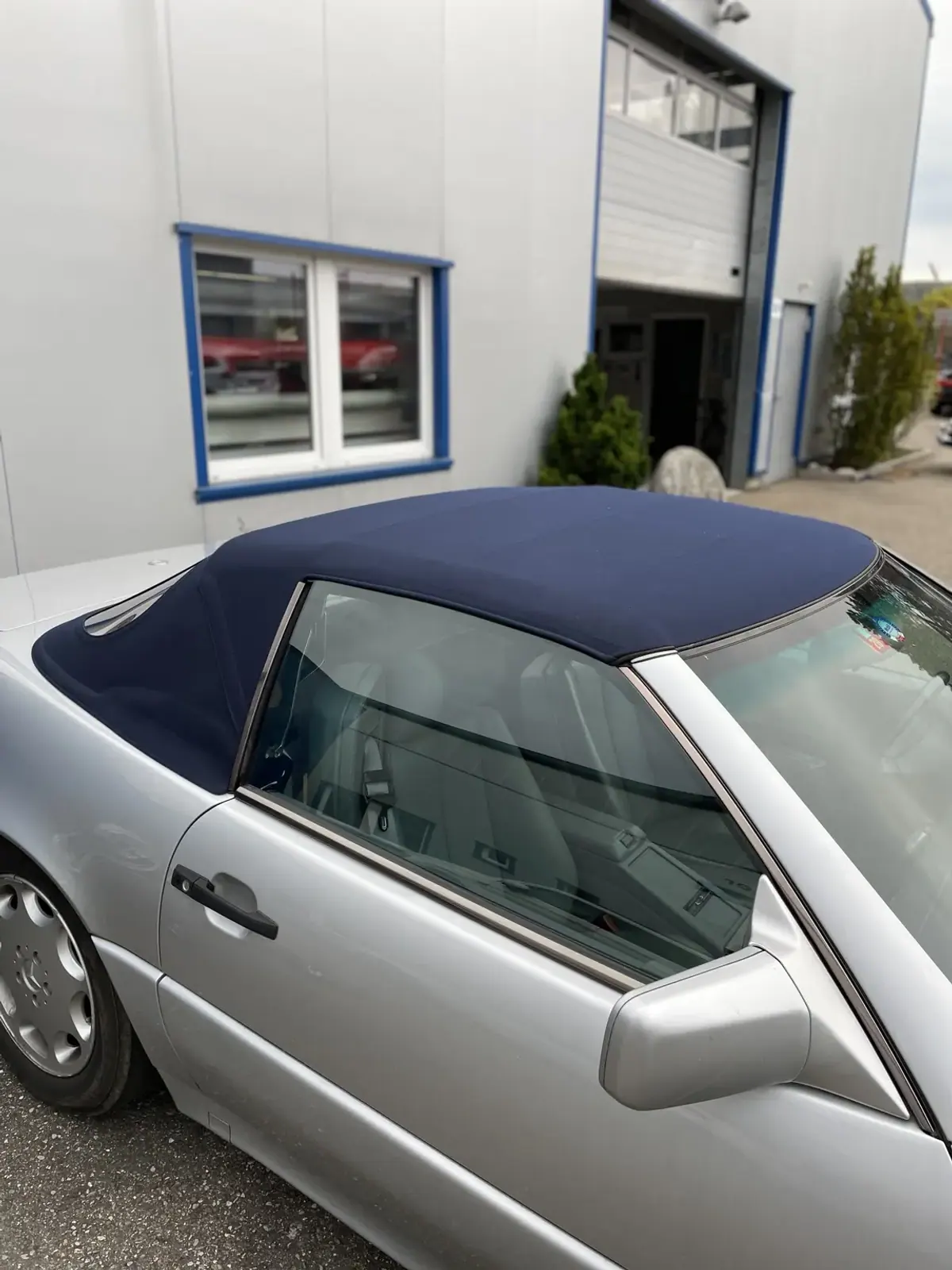 Neu angefertigtes blaues Cabrioverdeck in Seitenansicht