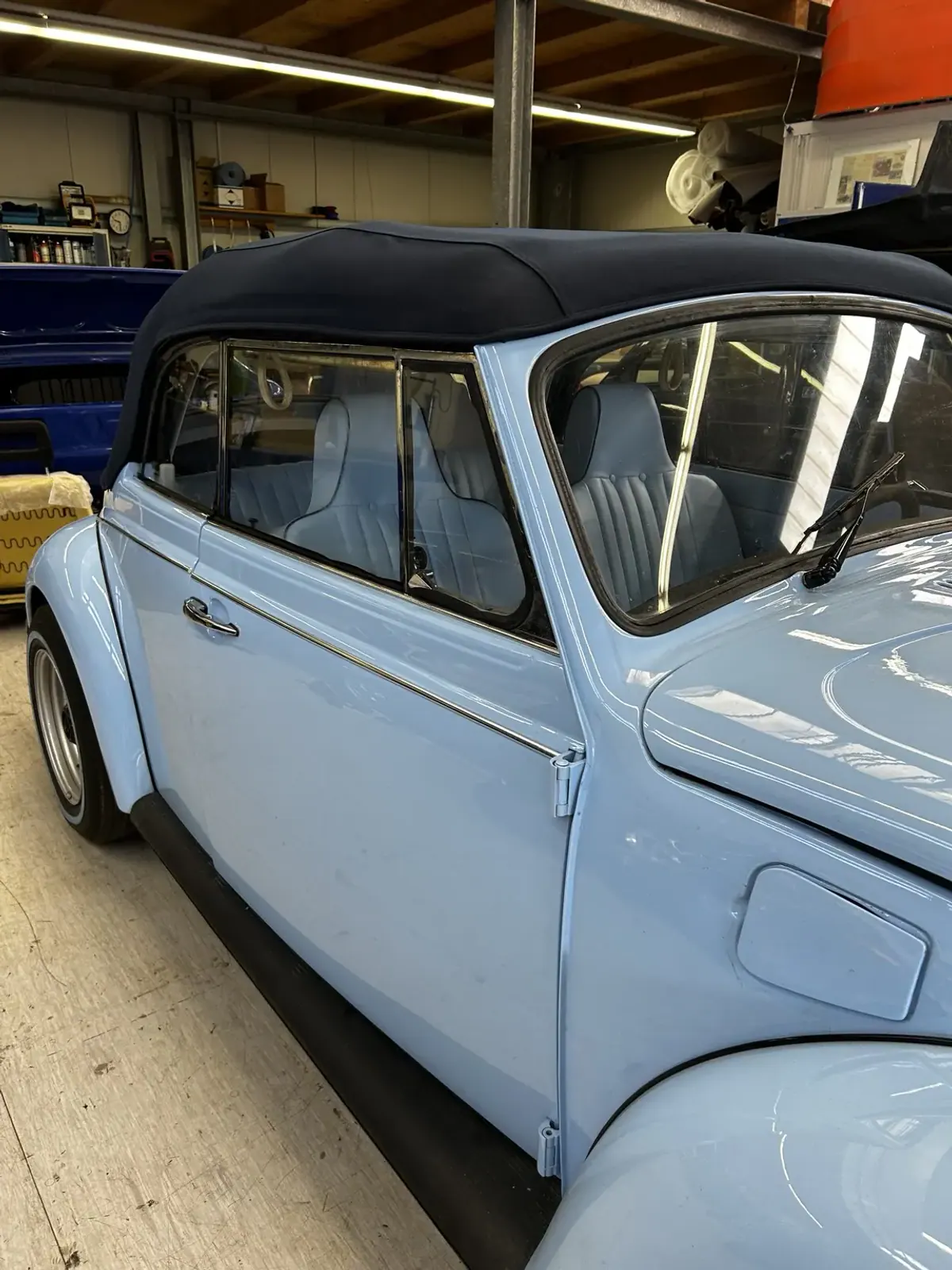 Hellblauer VW Käfer mit passgenauem dunkelblauem Cabrioverdeck