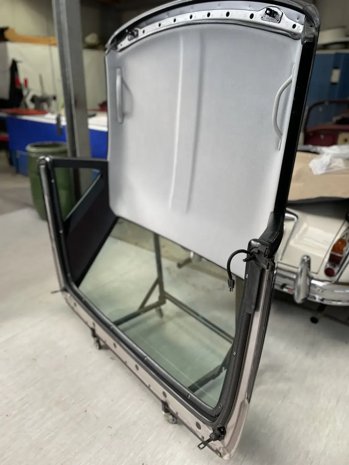 Detailansicht eines fachgerecht erneuerten Hardtop-Dachhimmels