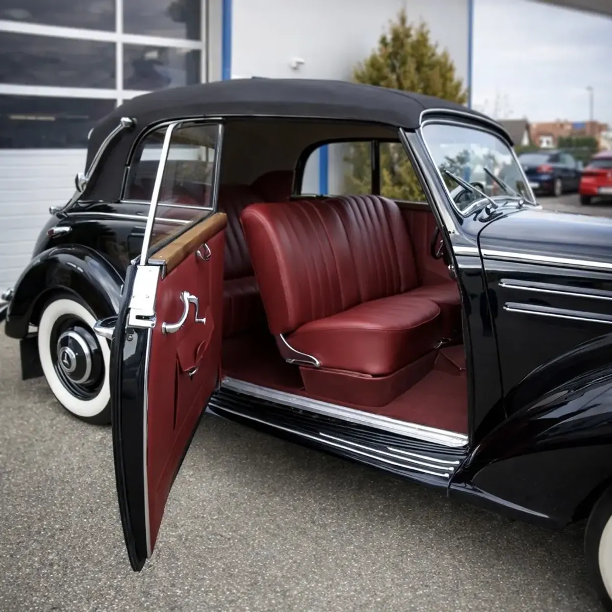Vollständig restaurierter roter Innenraum eines schwarzen Oldtimers