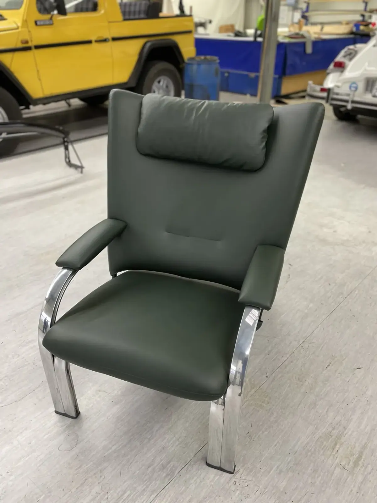 Neu gepolsterter Stuhl mit Armlehnen